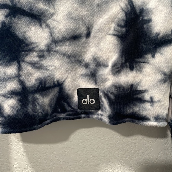 ALO Yoga | Tie Dye Extreme Crop CrewNeck - Picture 6 of 8